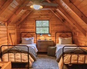 2 bedrooms, free WiFi, bed sheets - Stone Creek: Luxury Creekside Cabin w/ Hot Tub, SMEG Kitchen & Fire Pit (Cherry Log)