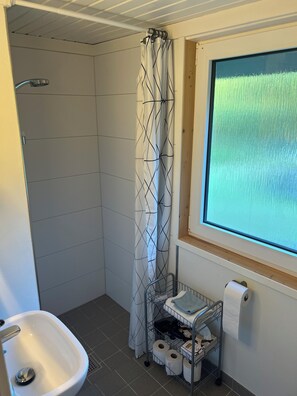 Bathroom - Charmantes Ferienhaus nur 100 m vom Kinderfreundlichen Sandstrand (Sæby)