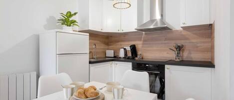 Fridge, microwave, oven, coffee/tea maker