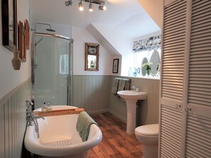 Cottage, 3 Bedrooms | Bathroom | Towels - Cruck Cottage (Pickering)