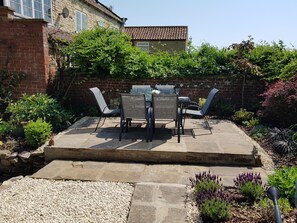 Outdoor dining - Cruck Cottage (Pickering)