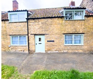 Exterior - Cruck Cottage (Pickering)