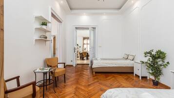 3 habitaciones y tabla de planchar con plancha