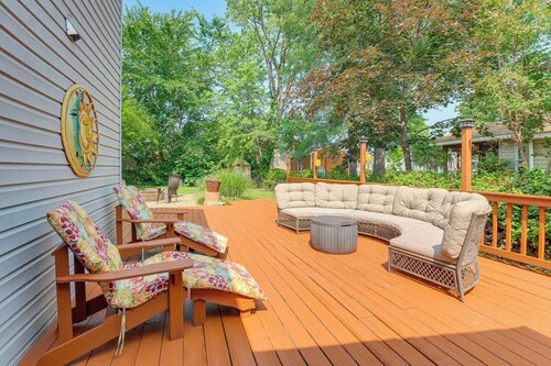 Adorable Cottage: Fire Pit, Walk to Colonial Beach