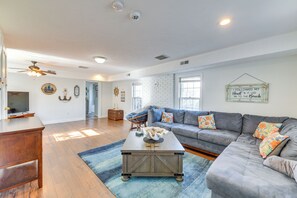 Front of property - Adorable Cottage: Fire Pit, Walk to Colonial Beach (Colonial Beach)