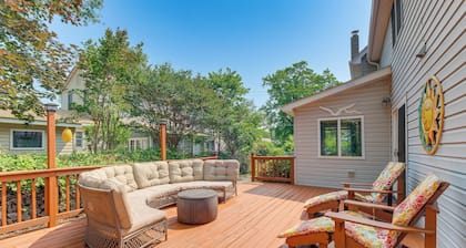 Adorable Cottage: Fire Pit, Walk to Colonial Beach