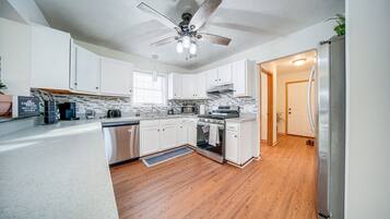 Casa (2 Bedrooms) | Cocina privada | Microondas, horno, parrilla de estufa y lavavajillas