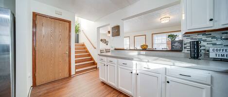 منزل (2 Bedrooms) | مطبخ خاص | ميكروويف، فرن، موقد طهي مسطح، غسالة أطباق