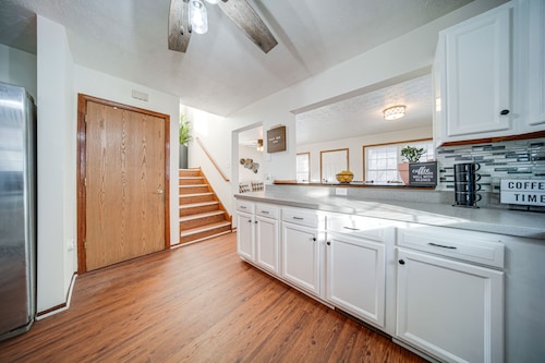 Charming Cleveland Home: 5 Mi to Downtown!