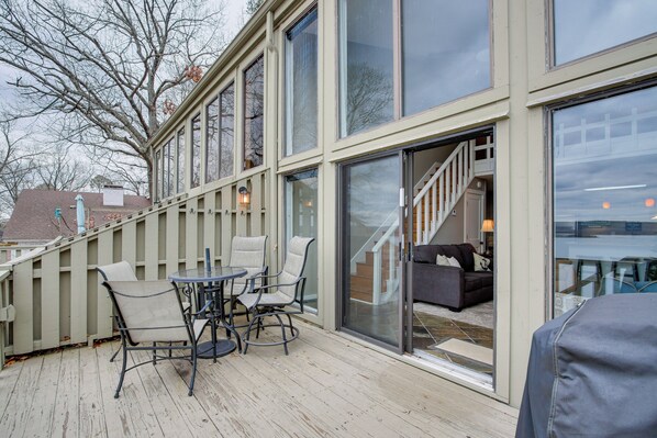 Apartment (2 Bedrooms) | Interior - Tennessee River Vacation Rental w/ Deck + View! (Counce)