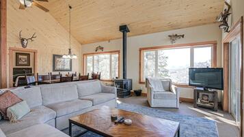 House (5 Bedrooms) | Interior