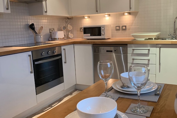 Apartamento, 2 habitaciones | Cocina privada | Frigorífico, horno, cafetera o tetera y hervidor eléctrico