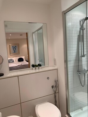 Apartament, 2 dormitoris | Bany | Bidet i tovalloles 