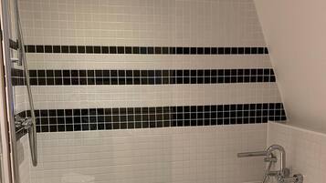 Apartment, 2 Bedrooms | Bathroom | Bidet, towels