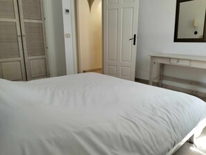 A bedroom with a large bed, a bedside table, and a wardrobe. - Parc Djerba Explore Residence (Aghir)