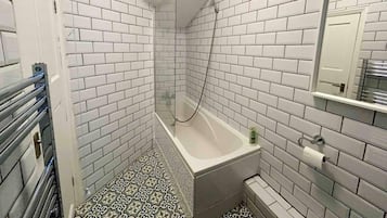 House | Bathroom | Combined shower/bathtub, deep-soaking bathtub, towels