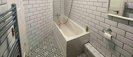 Maison | Salle de bain | Ensemble baignoire-douche, baignoire profonde, serviettes fournies