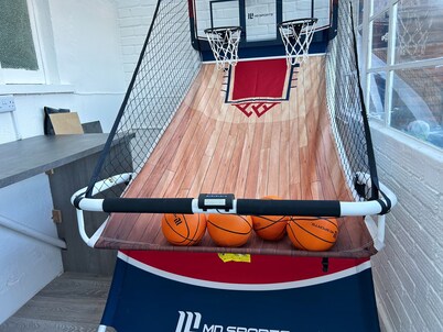 Cool 2 Bed House Hornchurch, Arcade Games, Parking