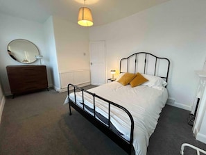 House | 2 bedrooms, desk, iron/ironing board, free WiFi - Cool 2 Bed House Hornchurch, Arcade Games, Parking (Hornchurch)