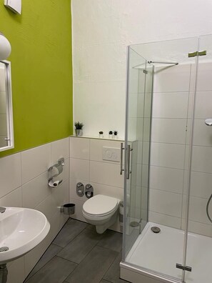 CityPerle Studio S1 | Bathroom shower - FlatDeCologne - CityPerle (Cologne)
