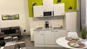 CityPerle Studio S1 | Private kitchen | Full-sized fridge, microwave, electric kettle, toaster