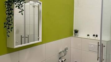 CityPerle Studio S1 | Badezimmer | Dusche, Haartrockner, Bademäntel, Handtücher