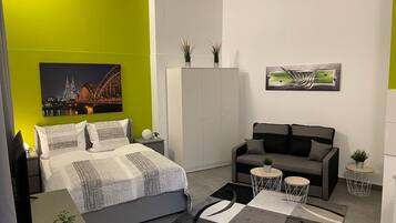 CityPerle Studio S1 | Living area | 32-inch Smart TV with cable channels, Netflix, streaming services