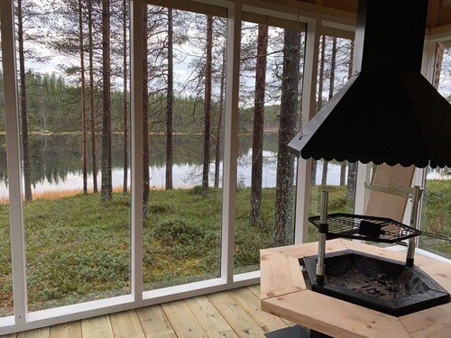 Paritalomökki järven rannalla Iso-Syötteen läheisyydessä