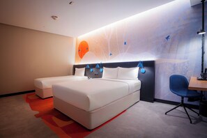 Schreibtisch, laptopgeeigneter Arbeitsplatz, Bügeleisen/Bügelbrett