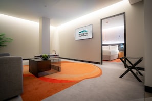 Junior Suite (Maximum 12 Hours stay) | 1 Schlafzimmer, Schreibtisch, laptopgeeigneter Arbeitsplatz
