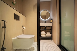 Shower, hydromassage showerhead, free toiletries, hair dryer - AUHotel Abu Dhabi - Airport Transit Hotel (Abu Dhabi)