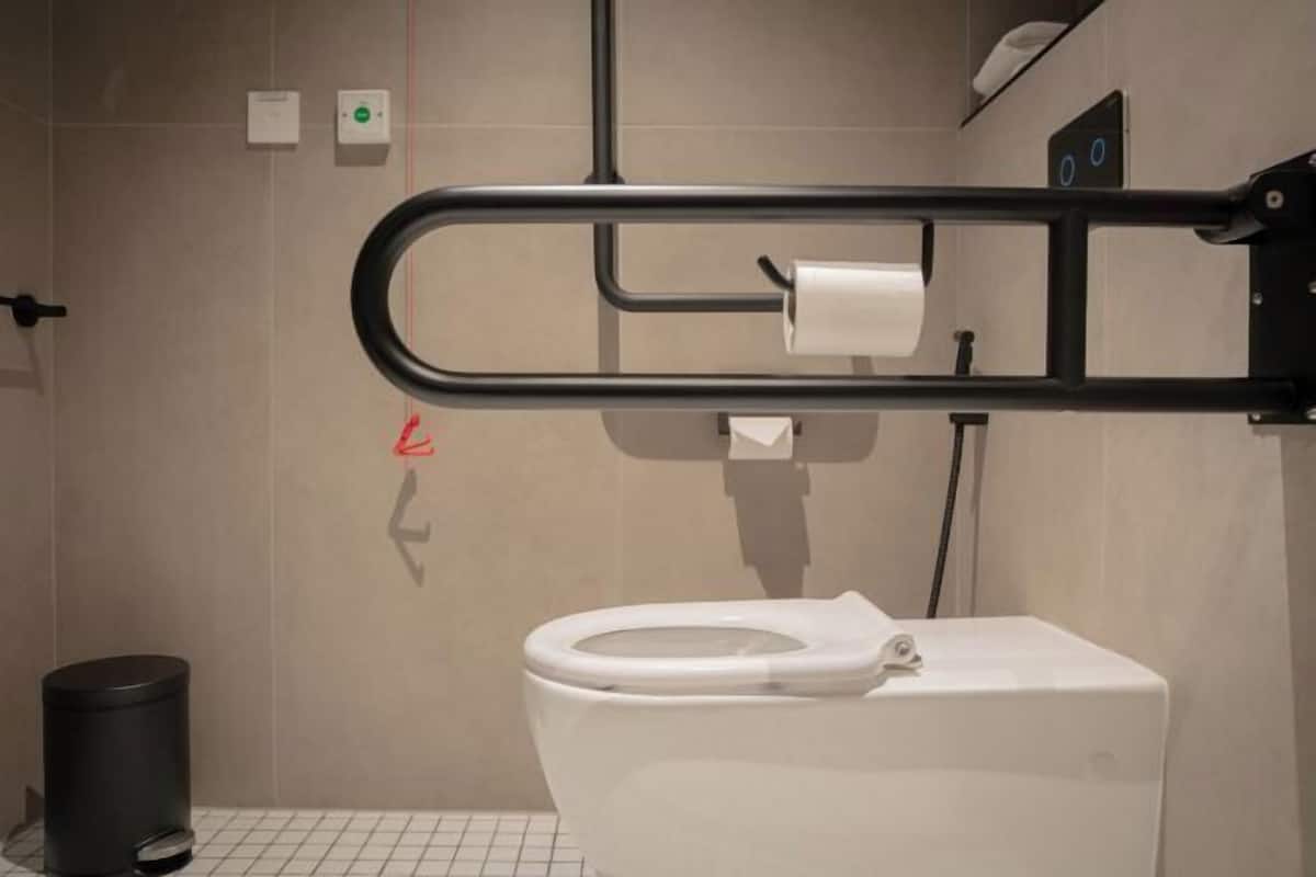 Badeværelse | Bruser, brusehoved med hydromassage, gratis toiletartikler, hårtørrer