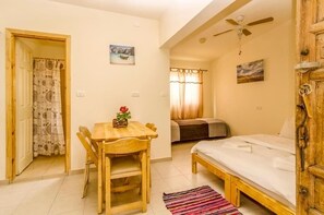 Family Cabin | Living area | 40-inch flat-screen TV with cable channels - Desert Routes Inn Shvilim ba Midbar (HaArava HaTikhona)