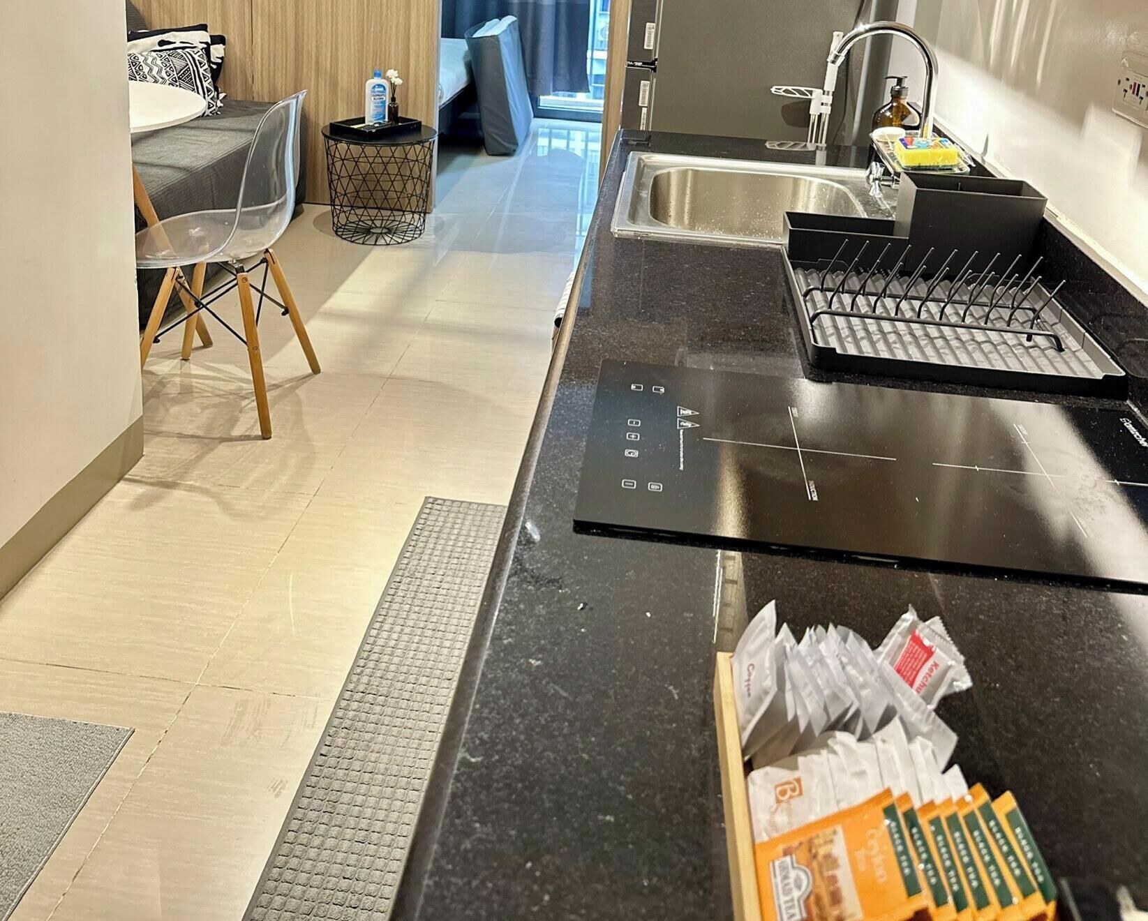 Refrigerador, microondas, parrilla de estufa y tetera eléctrica 