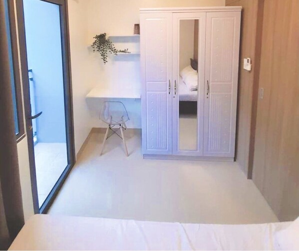 1 habitación, escritorio, tabla de planchar con plancha y wifi