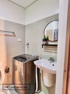 Ducha, secador de pelo, bidet, toallas