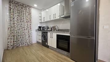 Comfort Apartment, 2 Bedrooms, Terrace | Dapur peribadi | Peti sejuk, ketuhar gelombang mikro, ketuhar, pembakar roti