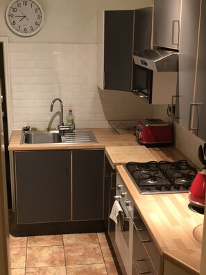 Kühlschrank, Mikrowelle, Ofen, Herdplatte