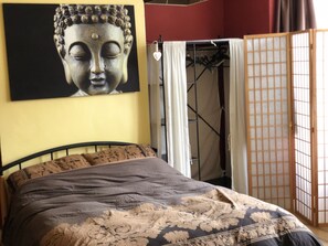 2 slaapkamers, een bureau, een strijkplank/strijkijzer, gratis wifi