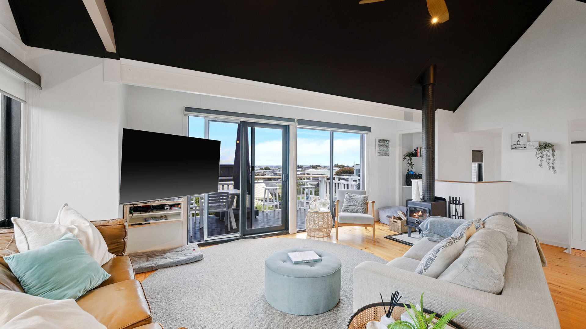 TV, fireplace, table tennis, books