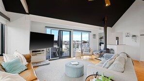 Televisión, chimenea, tenis de mesa y libros