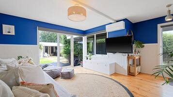 4 bedrooms, iron/ironing board, travel crib, internet