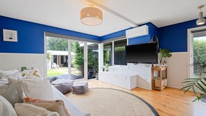 4 عدّة غرف نوم ومكواة/لوح كي وسرير سفر وخدمة الإنترنت