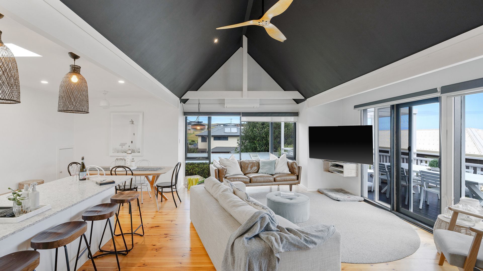 Fernseher, Kamin, Tischtennisplatte, Bücher