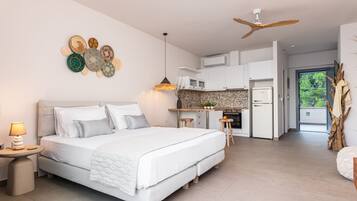 Junior Suite with Sea View | 1 kamar tidur, kedap suara, setrika/meja setrika, dan seprai linen