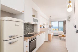 Superior Suite with Sea View | مطبخ خاص | ثلاجة، ماكينة لصنع القهوة/الشاي، غلّاية كهربائية