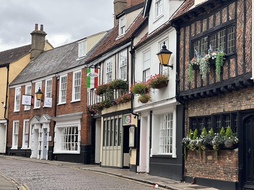 Beautiful City Centre Apartment-cathedral Views