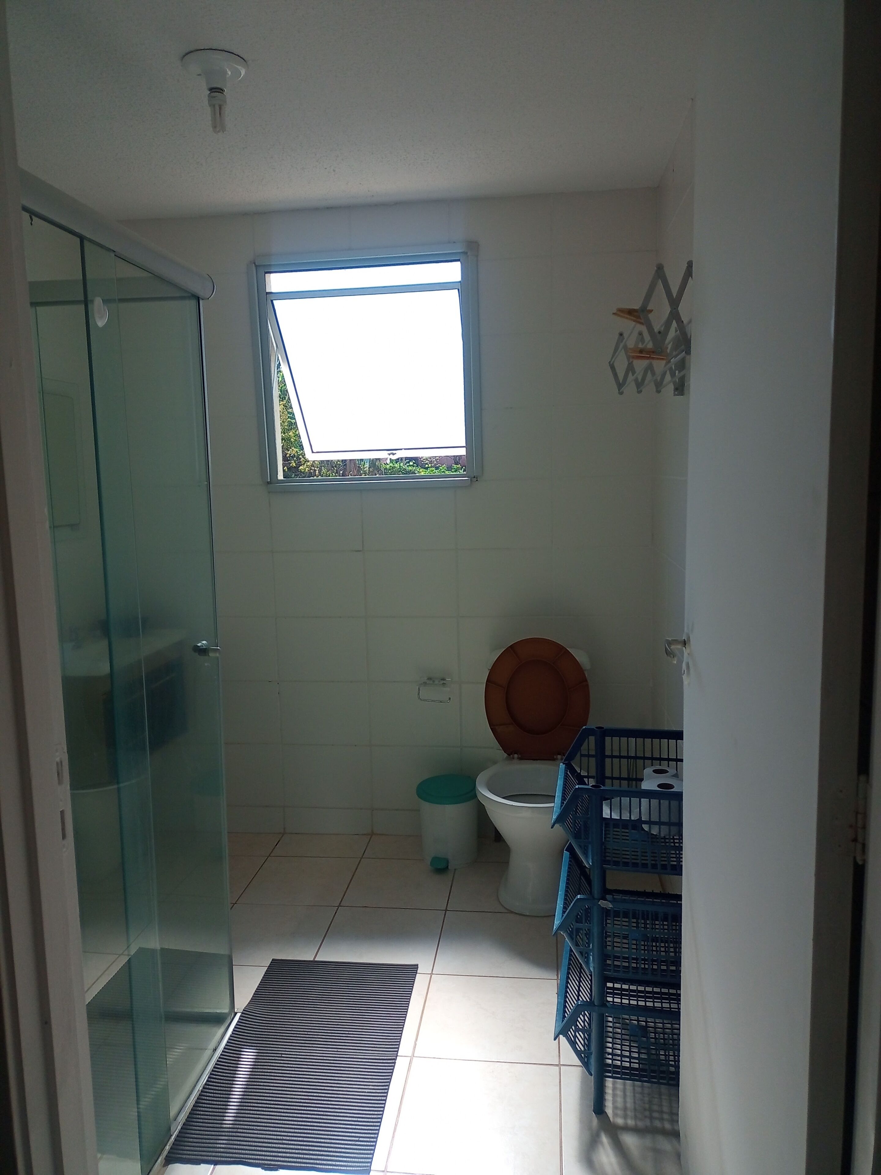Een douche, een haardroger, handdoeken, zeep