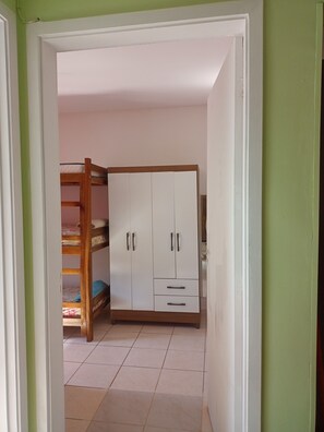 2 室のベッドルーム、アイロン / アイロン台、WiFi、ベッドシーツ