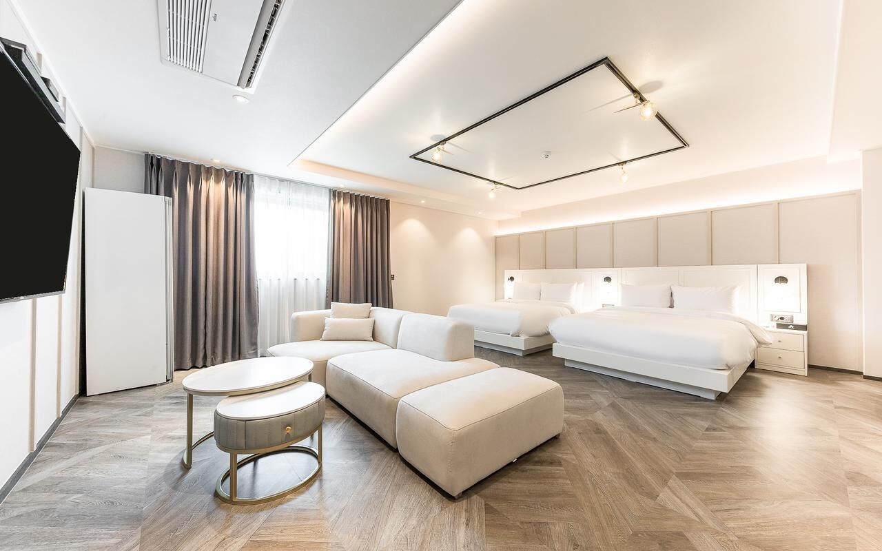 프리미엄 트윈 에비뉴 | 고급 침구, 무료 미니바 품목, 책상, 노트북 작업 공간